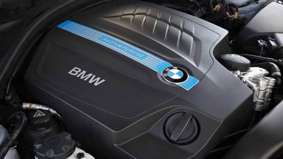 Debaixo do cap&ocirc; ficam o motor 3.0 de seis cilindros a gasolina e o motor el&eacute;trico, que juntos geram 340 cv | <a href="https://gutenberg.quatrorodas.abril.com.br/noticias/bmw-lanca-serie-3-activehybrid-reino-unido-324462_p.shtml" target="_blank" rel="migration">Leia mais</a>