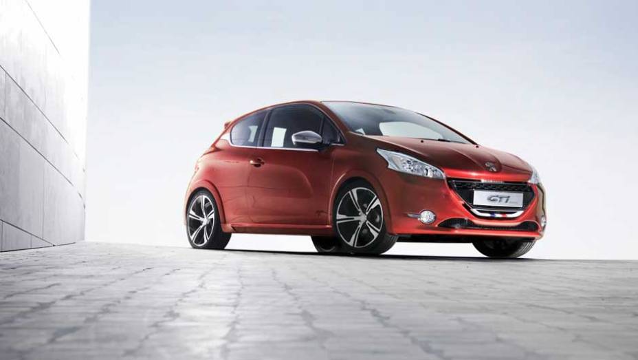 Peugeot confirmou a versão de produção do 208 GTI para o Salão de Paris deste ano. Versão conceitual foi mostrada em Genebra. <a href="https://gutenberg.quatrorodas.abril.com.br/noticias/fabricantes-peugeot-208-gti-sera-mostrado-paris-325335_p.shtml" rel="migration">Leia mais</a>