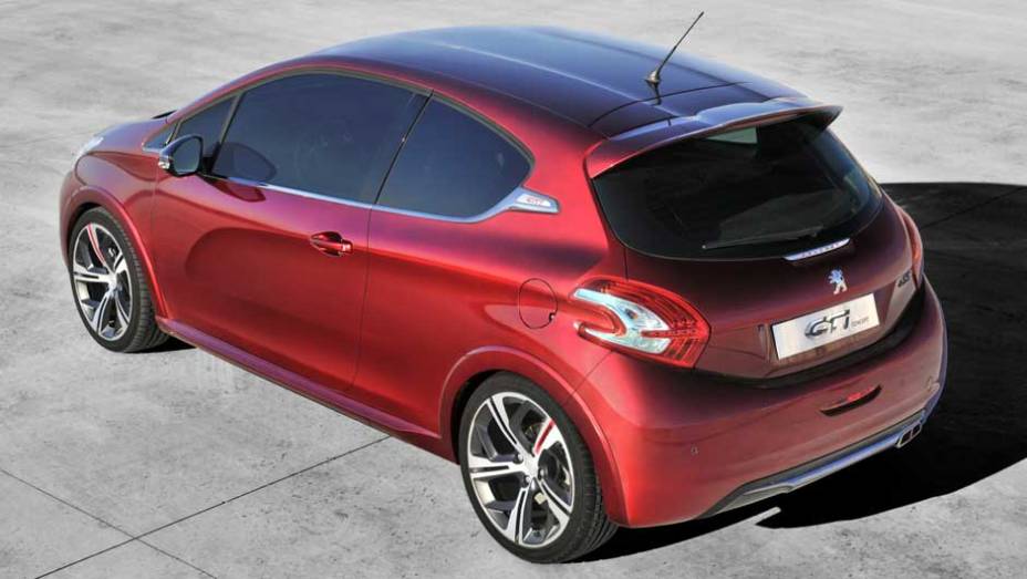 Peugeot confirmou a versão de produção do 208 GTI para o Salão de Paris deste ano. Versão conceitual foi mostrada em Genebra. <a href="https://gutenberg.quatrorodas.abril.com.br/noticias/fabricantes-peugeot-208-gti-sera-mostrado-paris-325335_p.shtml" rel="migration">Leia mais</a>