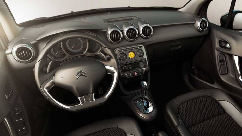 O interior lembra muito a C3 Picasso, principalmente pelo uso de peças em comum, como volante, bancos e quadro de instrumentos | <a href="https://gutenberg.quatrorodas.abril.com.br/carros/lancamentos/citroen-c3-696228.shtml" rel="migration">Leia mais</a>