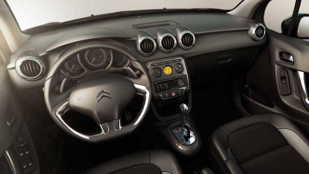 O interior lembra muito a C3 Picasso, principalmente pelo uso de peças em comum, como volante, bancos e quadro de instrumentos | <a href="https://gutenberg.quatrorodas.abril.com.br/carros/lancamentos/citroen-c3-696228.shtml" rel="migration">Leia mais</a> O interior lembra muito a C3 Picasso, principalmente pelo uso de peças em comum, como volante, bancos e quadro de instrumentos | <a href="https://gutenberg.quatrorodas.abril.com.br/carros/lancamentos/citroen-c3-696228.shtml" rel="migration">Leia mais</a>
