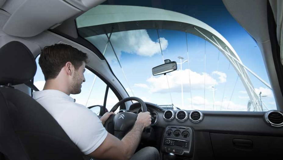 O para-brisa Zenith equipa as versões Tendence e Exclusive, deixando a cabine bastante iluminada | <a href="https://gutenberg.quatrorodas.abril.com.br/carros/lancamentos/citroen-c3-696228.shtml" rel="migration">Leia mais</a>