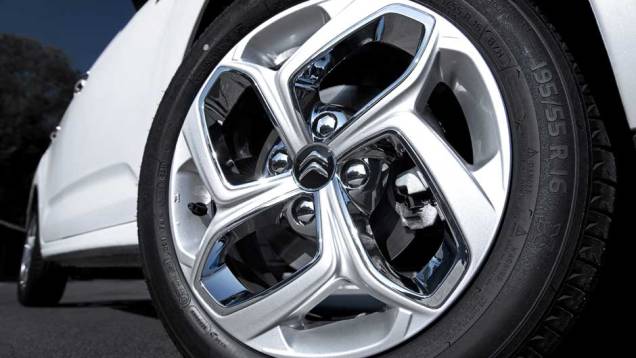 As belas rodas de liga leve de 16 polegadas foram batizadas de Oka, em homenagem ao designer que idealizou suas linhas | <a href="https://gutenberg.quatrorodas.abril.com.br/carros/lancamentos/citroen-c3-696228.shtml" rel="migration">Leia mais</a> As belas rodas de liga leve de 16 polegadas foram batizadas de Oka, em homenagem ao designer que idealizou suas linhas | <a href="https://gutenberg.quatrorodas.abril.com.br/carros/lancamentos/citroen-c3-696228.shtml" rel="migration">Leia mais</a>