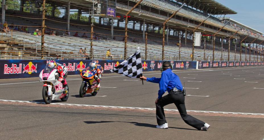 Chegada da Moto3, Salom supera Cortese no final. Leia mais