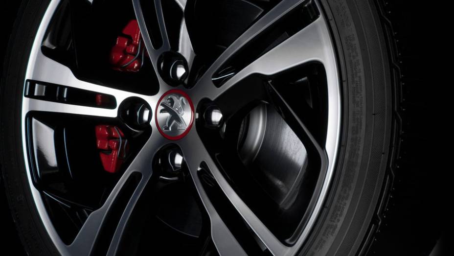 O carro utilizará rodas de aro 17" com pneus 205/45, freio com discos ventilados de 302 mm na dianteiras e 249 mm na traseira. | <a href="%20https://gutenberg.quatrorodas.abril.com.br/saloes/paris/2012/peugeot-208-gti-702614.shtml" rel="migration">Leia mais</a>