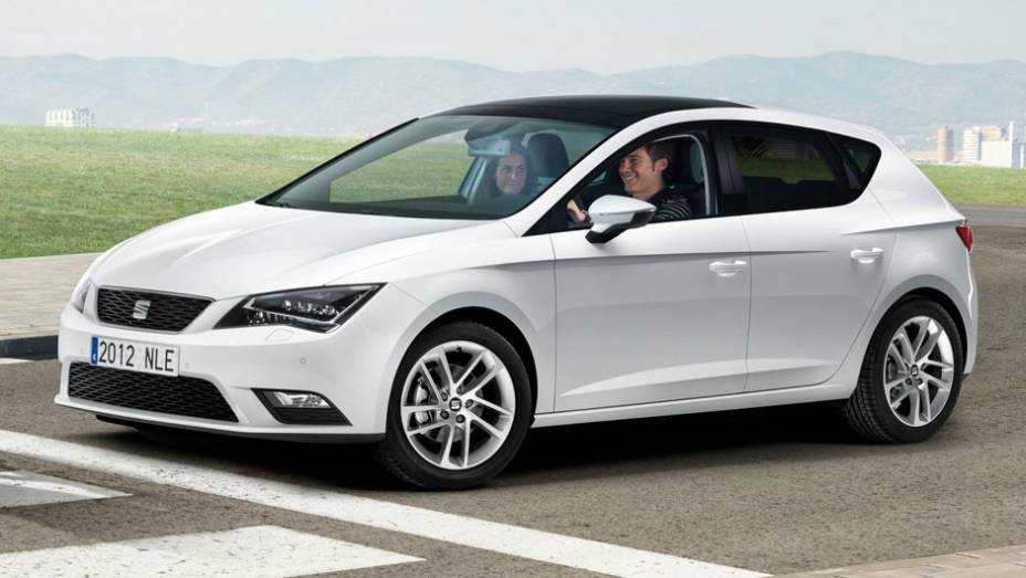 O modelo teve as suas dimensões externas reduzidas, porém, tornou-se mais espaçoso no interior. | <a href="%20https://gutenberg.quatrorodas.abril.com.br/saloes/paris/2012/seat-leon-702693.shtml" rel="migration">Leia mais</a>