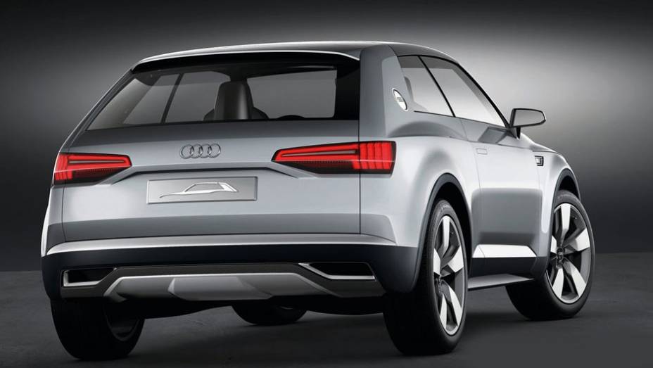 Lanternas traseiras têm perfil horizontal | <a href="https://gutenberg.quatrorodas.abril.com.br/saloes/paris/2012/audi-crosslane-coupe-concept-703457.shtml" rel="migration">Leia mais</a>