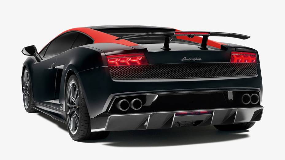 Modelo utiliza componentes de baixo peso e tem máximo rendimento | <a href="https://gutenberg.quatrorodas.abril.com.br/saloes/paris/2012/lamborghini-gallardo-lp-570-4-edizione-tecnica-703486.shtml" rel="migration">Leia mais</a>