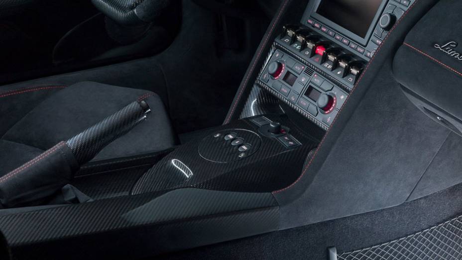 Revestimento com materiais de luxo chama a atenção no interior do modelo | <a href="https://gutenberg.quatrorodas.abril.com.br/saloes/paris/2012/lamborghini-gallardo-lp-570-4-edizione-tecnica-703486.shtml" rel="migration">Leia mais</a>