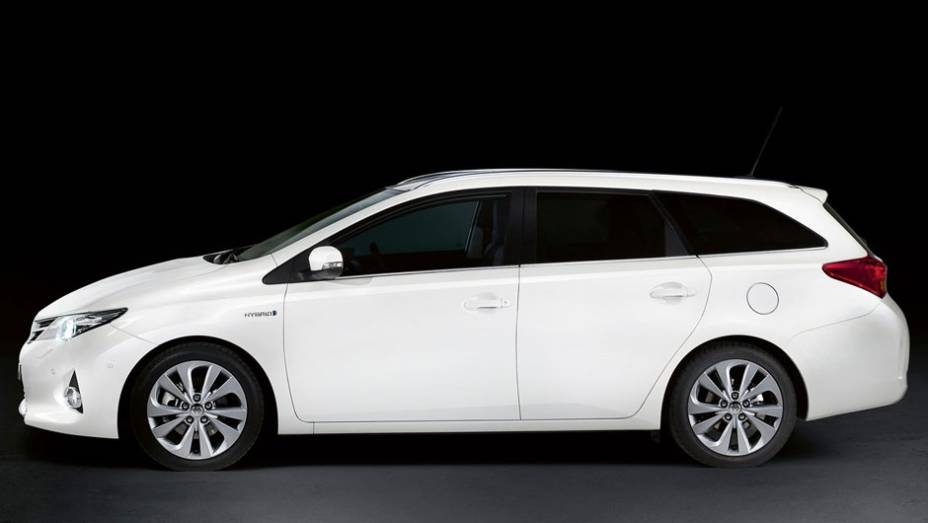 A perua tem 28 cm de comprimento a mais do que o Auris hatch | <a href="https://gutenberg.quatrorodas.abril.com.br/saloes/paris/2012/toyota-auris-tourer-703459.shtml" rel="migration">Leia mais</a>