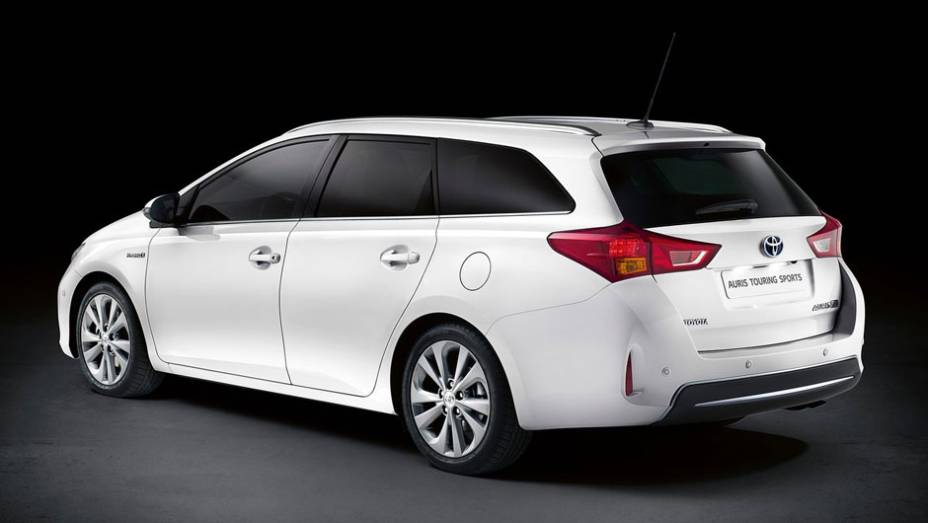 Outra diferença está no para-choque traseiro | <a href="https://gutenberg.quatrorodas.abril.com.br/saloes/paris/2012/toyota-auris-tourer-703459.shtml" rel="migration">Leia mais</a>