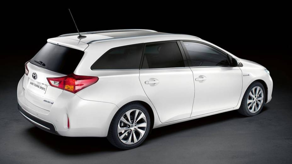 No Auris Tourer, ele é 8 centímetros mais baixo do que no hatch | <a href="https://gutenberg.quatrorodas.abril.com.br/saloes/paris/2012/toyota-auris-tourer-703459.shtml" rel="migration">Leia mais</a>