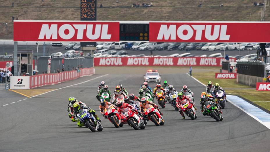 Momento da largada do GP do Japão. | <a href="https://gutenberg.quatrorodas.abril.com.br/moto/noticias/ultrapassagem-final-bicampeonato-marc-marquez-805642.shtml" rel="migration">Leia mais</a>