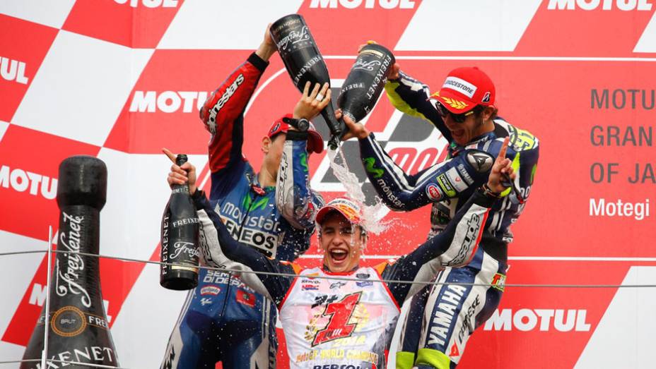 Muita comemoração no pódio. | <a href="https://gutenberg.quatrorodas.abril.com.br/moto/noticias/ultrapassagem-final-bicampeonato-marc-marquez-805642.shtml" rel="migration">Leia mais</a>