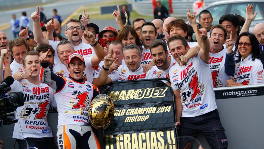 Márquez terminou em segundo e foi bicampeão. | <a href="https://gutenberg.quatrorodas.abril.com.br/moto/noticias/ultrapassagem-final-bicampeonato-marc-marquez-805642.shtml" rel="migration">Leia mais</a>