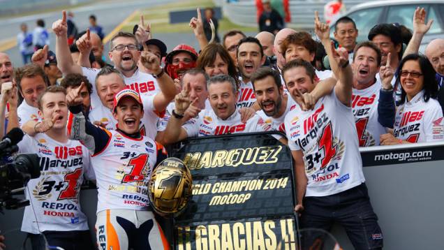 Márquez terminou em segundo e foi bicampeão. | <a href="https://gutenberg.quatrorodas.abril.com.br/moto/noticias/ultrapassagem-final-bicampeonato-marc-marquez-805642.shtml" rel="migration">Leia mais</a> Márquez terminou em segundo e foi bicampeão. | <a href="https://gutenberg.quatrorodas.abril.com.br/moto/noticias/ultrapassagem-final-bicampeonato-marc-marquez-805642.shtml" rel="migration">Leia mais</a>