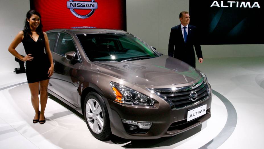 O Altima segue as linhas do Versa e do novo Sentra <a href="https://gutenberg.quatrorodas.abril.com.br/salao-do-automovel/2012/carros/altima-708788.shtml" rel="migration">Leia mais</a>