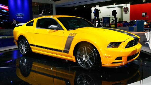 A cor amarela faz alusão ao veículo que disputou o campeonato da Trans-Am Series em 1970 <a href="https://gutenberg.quatrorodas.abril.com.br/salao-do-automovel/2012/carros/mustang-boss-707586.shtml" rel="migration">Leia mais</a> A cor amarela faz alusão ao veículo que disputou o campeonato da Trans-Am Series em 1970 <a href="https://gutenberg.quatrorodas.abril.com.br/salao-do-automovel/2012/carros/mustang-boss-707586.shtml" rel="migration">Leia mais</a>