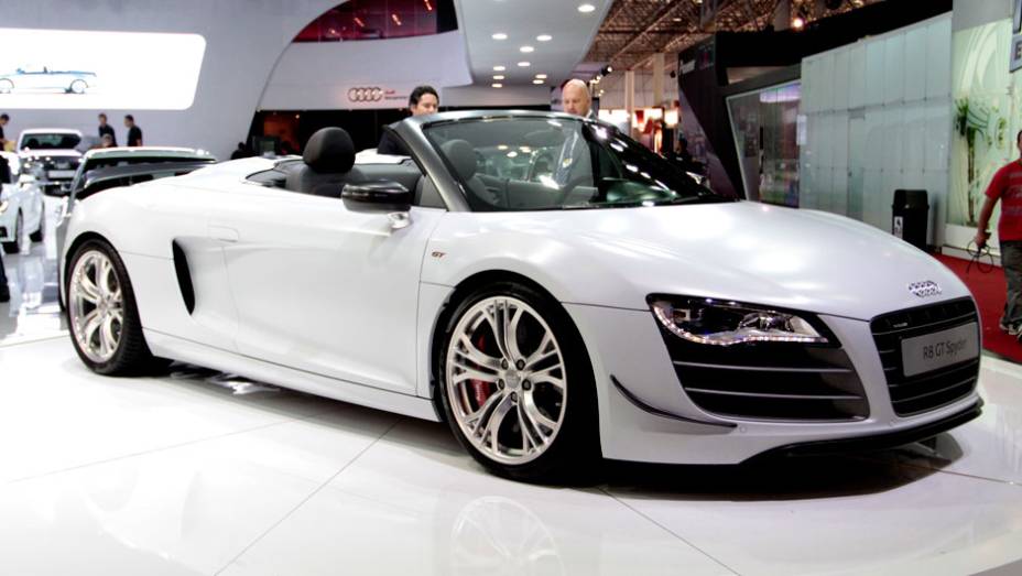 Jóia rara, o R8 GT Spyder consegue ser ainda mais rápido que o já veloz R8 Spyder | <a href="https://gutenberg.quatrorodas.abril.com.br/salao-do-automovel/2012/carros/r8-gt-spyder-709681.shtml" rel="migration">Leia mais</a>