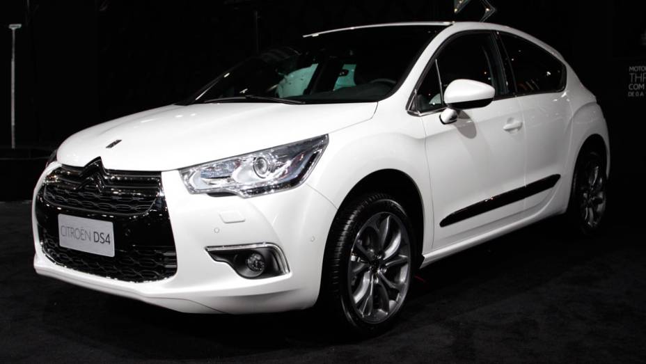 O DS4 é uma das atrações da Citroën no Salão do Automóvel | <a href="https://gutenberg.quatrorodas.abril.com.br/salao-do-automovel/2012/carros/ds4-703945.shtml" rel="migration">Leia mais</a>