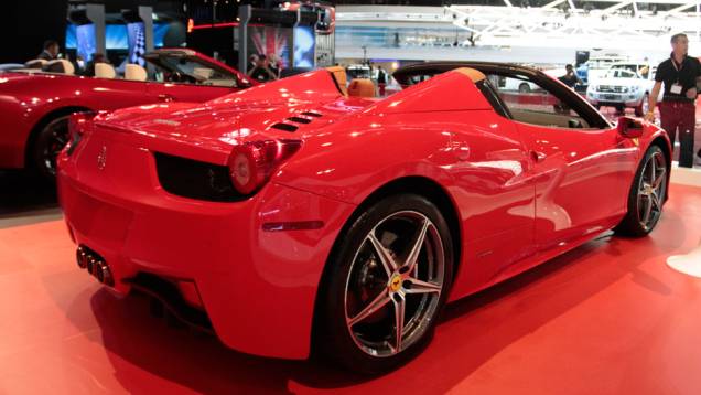 Potência gerada pela 458 é de 570 cavalos <a href="https://gutenberg.quatrorodas.abril.com.br/salao-do-automovel/2012/carros/458-spider-710167.shtml" rel="migration">Leia mais</a> Potência gerada pela 458 é de 570 cavalos <a href="https://gutenberg.quatrorodas.abril.com.br/salao-do-automovel/2012/carros/458-spider-710167.shtml" rel="migration">Leia mais</a>