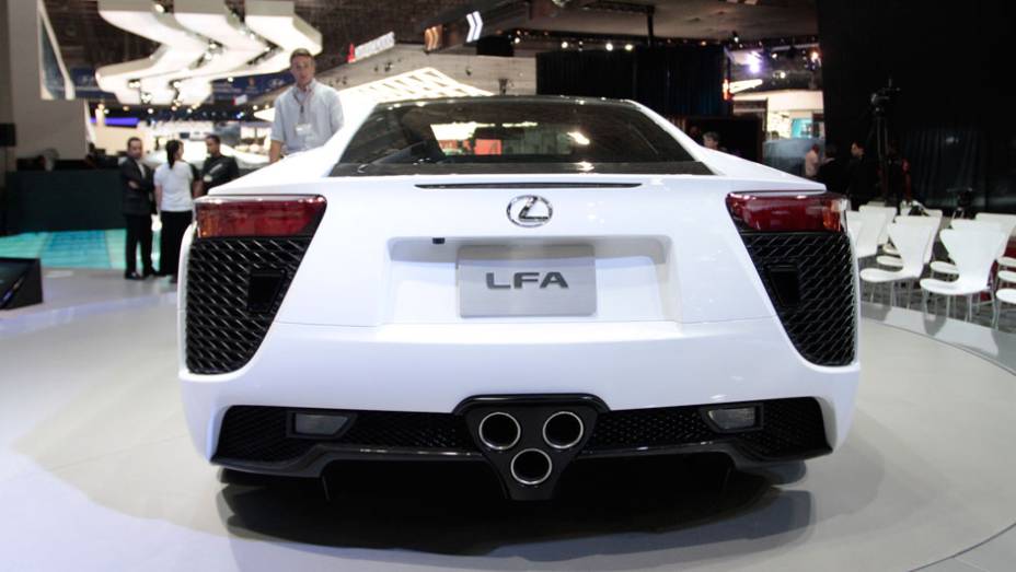 LFA acelera de 0 a 100 km/h em 3,6 segundos <a href="https://gutenberg.quatrorodas.abril.com.br/salao-do-automovel/2012/carros/lexus-lfa-703969.shtml" rel="migration">Leia mais</a>