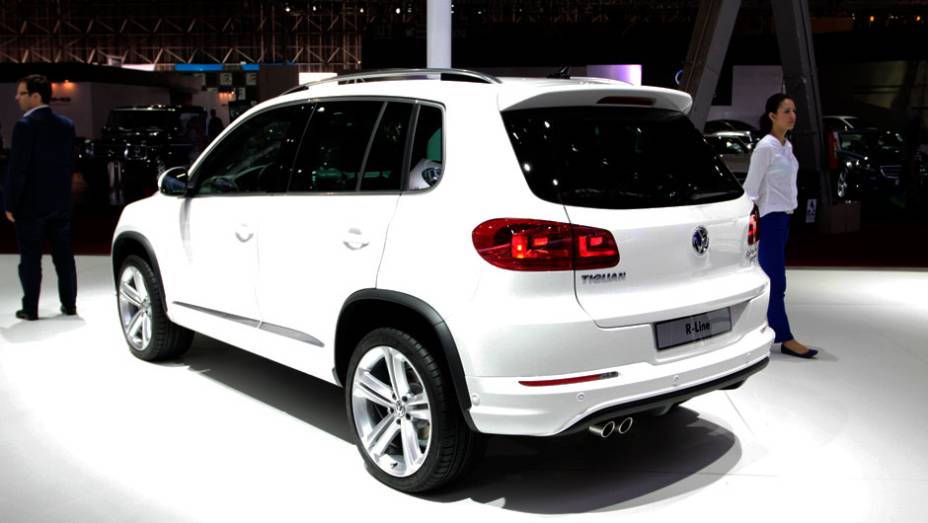 As diferenças estão mesmo no visual | <a href="https://gutenberg.quatrorodas.abril.com.br/salao-do-automovel/2012/carros/tiguan-r-line-710810.shtml" rel="migration">Leia mais</a>