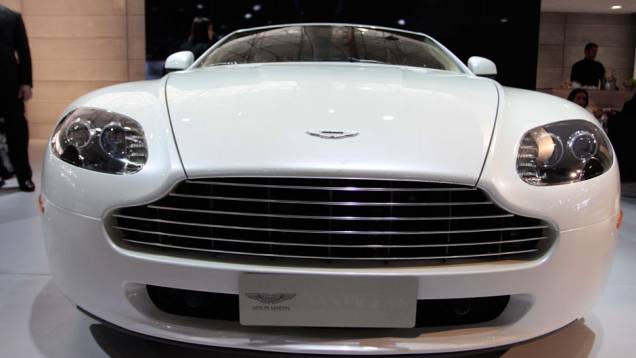 Câmbio de seis velocidades pode ser manual ou automatizado <a href="https://gutenberg.quatrorodas.abril.com.br/salao-do-automovel/2012/carros/vantage-v8-710809.shtml" rel="migration">Leia mais</a> Câmbio de seis velocidades pode ser manual ou automatizado <a href="https://gutenberg.quatrorodas.abril.com.br/salao-do-automovel/2012/carros/vantage-v8-710809.shtml" rel="migration">Leia mais</a>