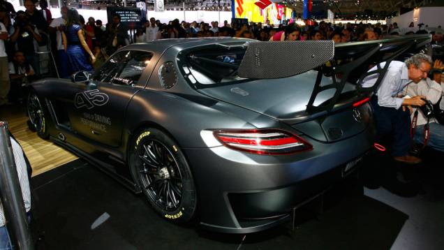 Apenas cinco unidades do modelo serão produzidas <a href="https://gutenberg.quatrorodas.abril.com.br/salao-do-automovel/2012/carros/sls-amg-gt3-45th-anniversary-708839.shtml" rel="migration">Leia mais</a> Apenas cinco unidades do modelo serão produzidas <a href="https://gutenberg.quatrorodas.abril.com.br/salao-do-automovel/2012/carros/sls-amg-gt3-45th-anniversary-708839.shtml" rel="migration">Leia mais</a>