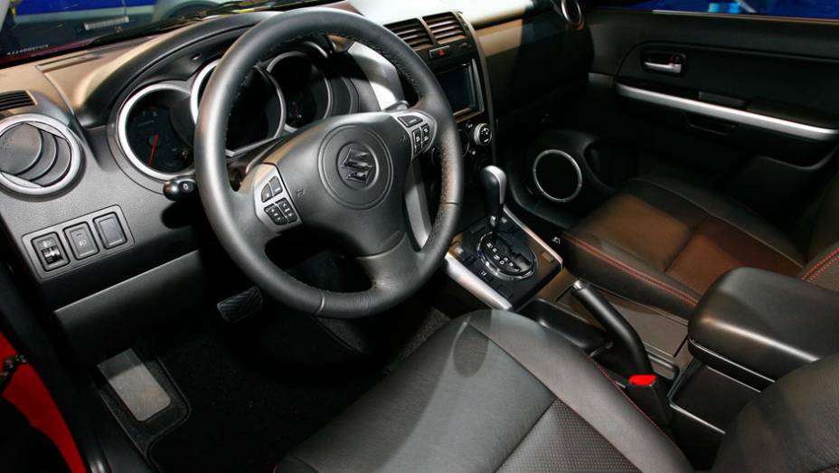 Quanto ao conforto, são oferecidos de série: ar-condicionado digital, banco do motorista com regulagem de altura, banco traseiro rebatível, vidros e travas elétricas e computador de bordo | <a href="https://gutenberg.quatrorodas.abril.com.br/salao-do-automovel/2012/" rel="migration"></a>