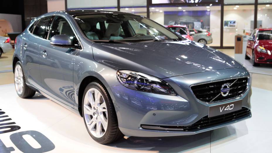 A Volvo mostrou o premiado V40 no Sal&atilde;o do Autom&oacute;vel | <a href="https://gutenberg.quatrorodas.abril.com.br/salao-do-automovel/2012/carros/v40-703905.shtml" rel="migration">Leia mais</a>