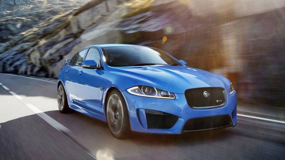 De acordo com a marca, este é o sedã mais rápido e potente já produzido por ela | <a href="https://gutenberg.quatrorodas.abril.com.br/saloes/los-angeles/2012/jaguar-xfr-s-724591.shtml" rel="migration">Leia mais</a>