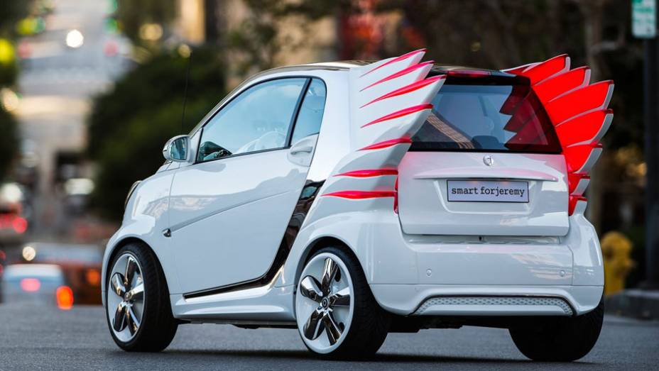 Ele é movido por uma bateria de íon-lítio de 17,6 kWh | <a href="https://gutenberg.quatrorodas.abril.com.br/saloes/los-angeles/2012/smart-forjeremy-concept-724531.shtml" rel="migration">Leia mais</a>