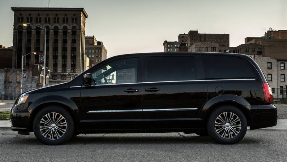 A nova versão da minivan oferece um pacote de equipamentos bastante semelhante ao do sedã 300 | <a href="%20https://gutenberg.quatrorodas.abril.com.br/saloes/los-angeles/2012/chrysler-town-country-s-723717.shtml" rel="migration">Leia mais</a>