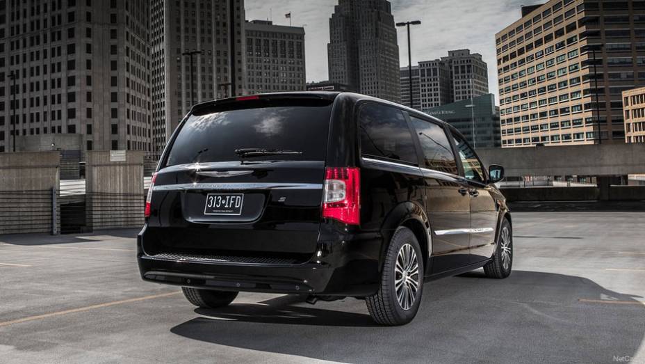 Ela também conta com suspensão esportiva | <a href="https://gutenberg.quatrorodas.abril.com.br/saloes/los-angeles/2012/chrysler-town-country-s-723717.shtml" rel="migration">Leia mais</a>