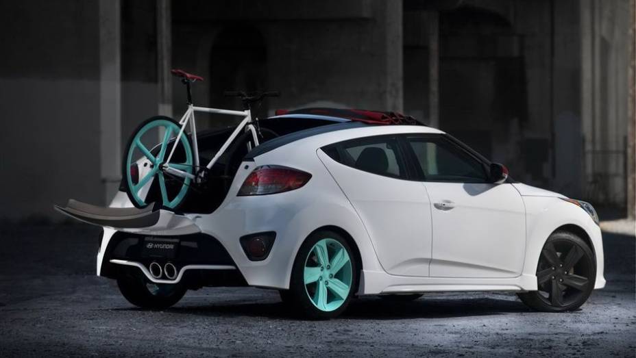 Apresentado como carro-conceito, o C3 Roll Top conta com um teto feito à base de lona de caminhão reutilizada | <a href="https://gutenberg.quatrorodas.abril.com.br/saloes/los-angeles/2012/hyundai-veloster-c3-roll-top-concept-724675.shtml" rel="migration">Leia mais</a> Apresentado como carro-conceito, o C3 Roll Top conta com um teto feito à base de lona de caminhão reutilizada | <a href="https://gutenberg.quatrorodas.abril.com.br/saloes/los-angeles/2012/hyundai-veloster-c3-roll-top-concept-724675.shtml" rel="migration">Leia mais</a>