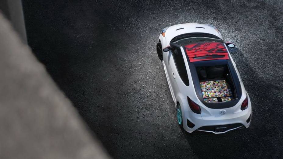 Sob o capô, é utilizado um motor 1.6 turbo, que entrega 201 cavalos de potência | <a href="https://gutenberg.quatrorodas.abril.com.br/saloes/los-angeles/2012/hyundai-veloster-c3-roll-top-concept-724675.shtml" rel="migration">Leia mais</a> Sob o capô, é utilizado um motor 1.6 turbo, que entrega 201 cavalos de potência | <a href="https://gutenberg.quatrorodas.abril.com.br/saloes/los-angeles/2012/hyundai-veloster-c3-roll-top-concept-724675.shtml" rel="migration">Leia mais</a>