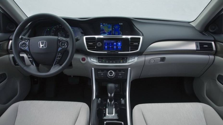 Com ambos funcionando em conjunto, a potência total do carro chega a 196 cv. A bateria utilizada é de 6,7 kWh | <a href="%20https://gutenberg.quatrorodas.abril.com.br/saloes/los-angeles/2012/honda-accord-phev-724965.shtml" rel="migration">Leia mais</a>
