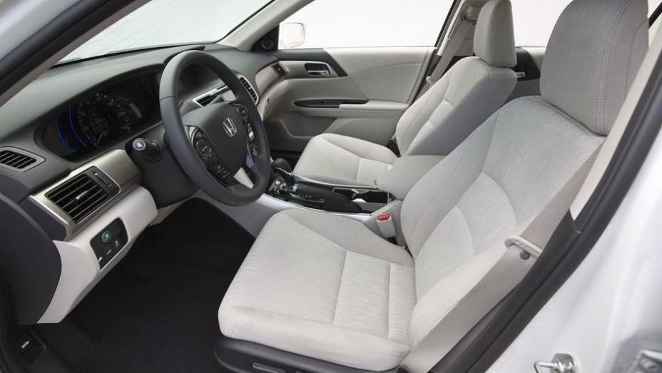 O início das vendas do Accord PHEV está programado para 15 de janeiro de 2013, nos Estados da Califórnia e Nova Iorque. O preço de partida foi definido em US$ 39.780 | <a href="%20https://gutenberg.quatrorodas.abril.com.br/saloes/los-angeles/2012/honda-accord-phev-724" rel="migration"></a>