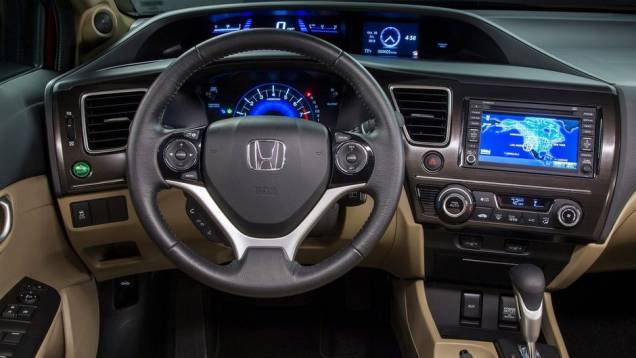 Atenção especial foi dada ao interior do Civic, muito criticado em sua atual versão | <a href="https://gutenberg.quatrorodas.abril.com.br/saloes/los-angeles/2012/honda-civic-2013-724902.shtml" rel="migration">Leia mais</a> Atenção especial foi dada ao interior do Civic, muito criticado em sua atual versão | <a href="https://gutenberg.quatrorodas.abril.com.br/saloes/los-angeles/2012/honda-civic-2013-724902.shtml" rel="migration">Leia mais</a>