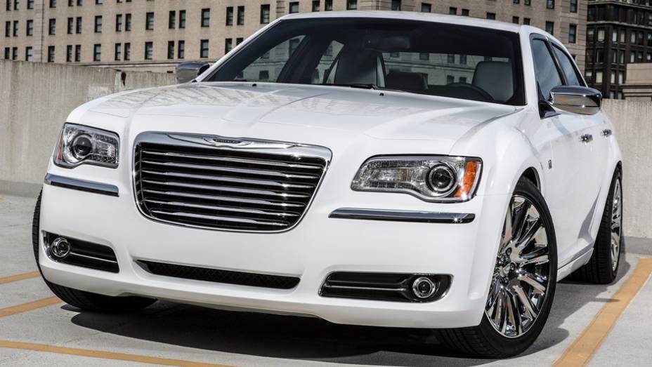 Em termos gerais, poucas novidades em relação ao 300C tradicional. | <a href="https://gutenberg.quatrorodas.abril.com.br/saloes/detroit/2013/chrysler-300c-motown-edition-730472.shtml" rel="migration">Leia mais</a>