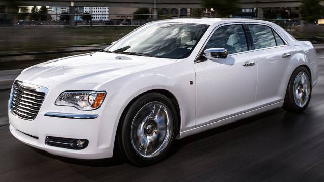 O sedã conta com rodas de alumínio de 20 polegadas | <a href="https://gutenberg.quatrorodas.abril.com.br/saloes/detroit/2013/chrysler-300c-motown-edition-730472.shtml" rel="migration">Leia mais</a> O sedã conta com rodas de alumínio de 20 polegadas | <a href="https://gutenberg.quatrorodas.abril.com.br/saloes/detroit/2013/chrysler-300c-motown-edition-730472.shtml" rel="migration">Leia mais</a>