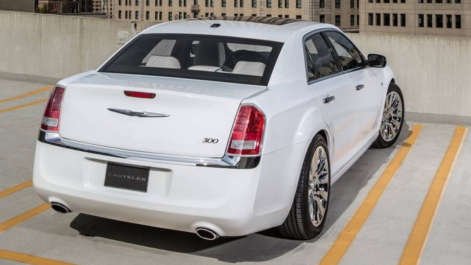 O Chrysler 300C Motown Edition chegará às concessionárias norte-americanas no segundo trimestre de 2013 | <a href="https://gutenberg.quatrorodas.abril.com.br/saloes/detroit/2013/chrysler-300c-motown-edition-730472.shtml" rel="migration">Leia mais</a>