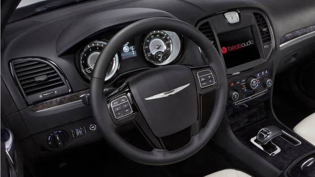 O carro tem sistema de entretenimento com tela sensível ao toque de 8,4 polegadas, recheado com 100 músicas de artistas locais no cartão SD | <a href="https://gutenberg.quatrorodas.abril.com.br/saloes/detroit/2013/chrysler-300c-motown-edition-730472.shtml" rel="migration">Leia mais</a> O carro tem sistema de entretenimento com tela sensível ao toque de 8,4 polegadas, recheado com 100 músicas de artistas locais no cartão SD | <a href="https://gutenberg.quatrorodas.abril.com.br/saloes/detroit/2013/chrysler-300c-motown-edition-730472.shtml" rel="migration">Leia mais</a>