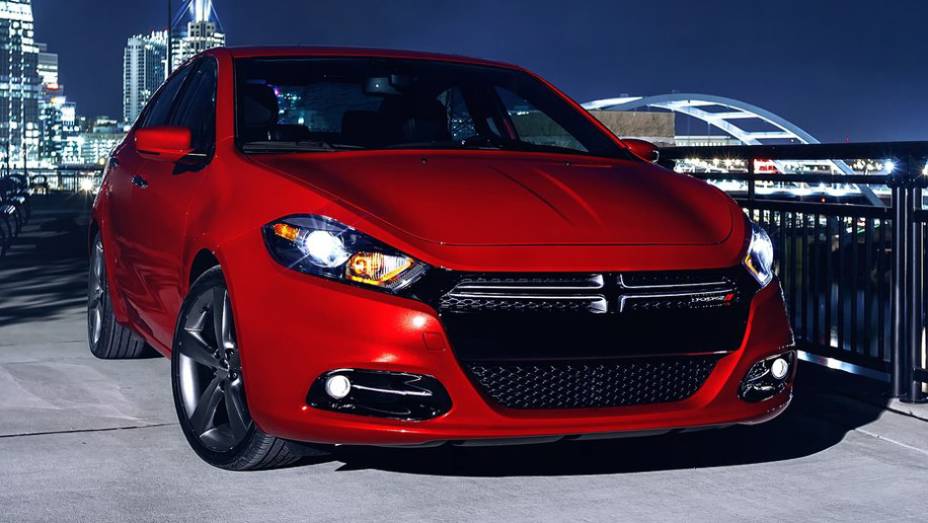 Sua grade pintada em preto é uma das diferenças em relação à versão Limited... | <a href="https://gutenberg.quatrorodas.abril.com.br/saloes/detroit/2013/dodge-dart-gt-730486.shtml" rel="migration">Leia mais</a>