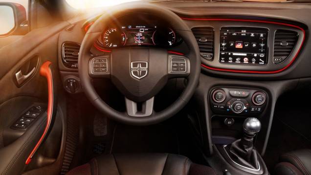 O interior ganhou bancos com revestimento em couro perfurado e apliques em Nappa, volante aquecido e ar-condicionado com duas zonas de regulagem de temperatura | <a href="https://gutenberg.quatrorodas.abril.com.br/saloes/detroit/2013/dodge-dart-gt-730486.shtml" rel="migration">Leia</a> O interior ganhou bancos com revestimento em couro perfurado e apliques em Nappa, volante aquecido e ar-condicionado com duas zonas de regulagem de temperatura | <a href="https://gutenberg.quatrorodas.abril.com.br/saloes/detroit/2013/dodge-dart-gt-730486.shtml" rel="migration">Leia</a>