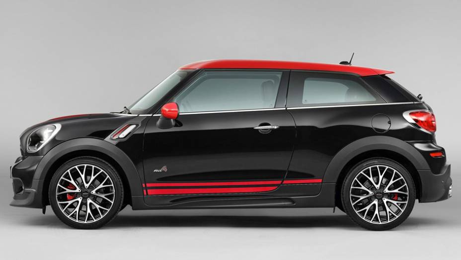 Assim como os outros modelos que levam a assinatura JCW, o cupê usa o motor 1.6 turbo de quatro cilindros | <a href="https://gutenberg.quatrorodas.abril.com.br/saloes/detroit/2013/mini-paceman-jcw-730365.shtml" rel="migration">Leia mais</a>