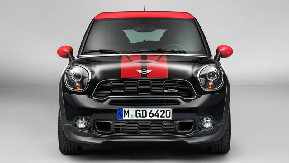 Visualmente, o Paceman JCW se diferencia pelas rodas de liga leve exclusivas e pelo kit aerodinâmico assinado pela John Cooper Works | <a href="https://gutenberg.quatrorodas.abril.com.br/saloes/detroit/2013/mini-paceman-jcw-730365.shtml" rel="migration">Leia mais</a>