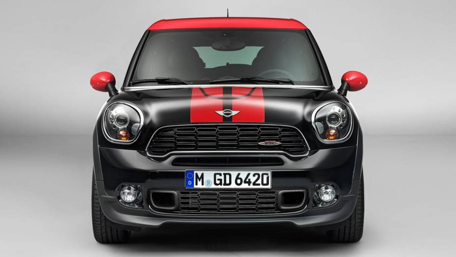Visualmente, o Paceman JCW se diferencia pelas rodas de liga leve exclusivas e pelo kit aerodin&acirc;mico assinado pela John Cooper Works | <a href="https://gutenberg.quatrorodas.abril.com.br/saloes/detroit/2013/mini-paceman-jcw-730365.shtml" rel="migration">Leia mais</a>