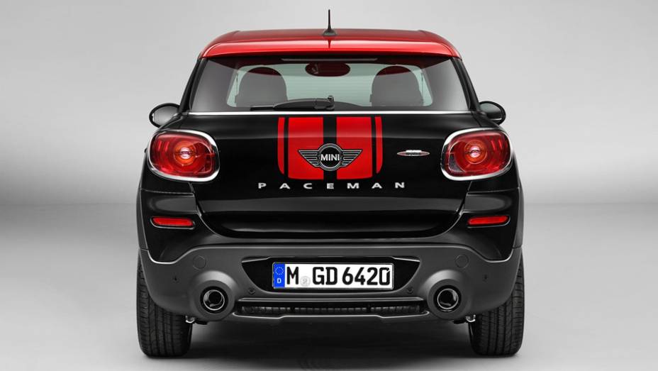 Ele &eacute; composto por spoilers dianteiro e traseiro, saias laterais e faixas decorativas. O interior tem detalhes em vermelho espalhados pelo painel | <a href="https://gutenberg.quatrorodas.abril.com.br/saloes/detroit/2013/mini-paceman-jcw-730365.shtml" rel="migration">Leia mais</a>